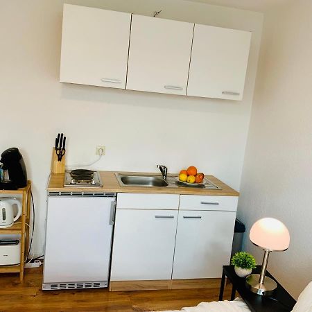 Direkte Uninaehe: Ferienwohnung Mit Grossem Doppelbett, Kuechenzeile Und Neu Renoviertem Badezimmer ホンブルク エクステリア 写真
