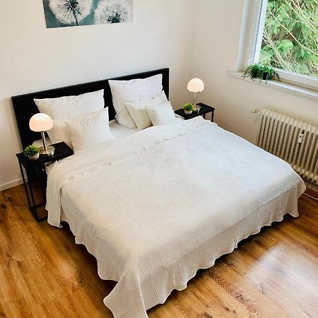 Direkte Uninaehe: Ferienwohnung Mit Grossem Doppelbett, Kuechenzeile Und Neu Renoviertem Badezimmer ホンブルク エクステリア 写真