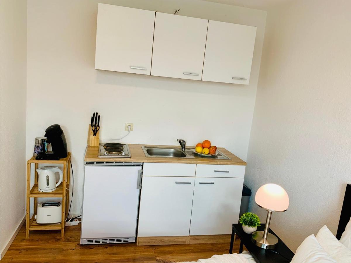 Direkte Uninaehe: Ferienwohnung Mit Grossem Doppelbett, Kuechenzeile Und Neu Renoviertem Badezimmer ホンブルク エクステリア 写真