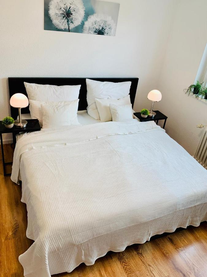 Direkte Uninaehe: Ferienwohnung Mit Grossem Doppelbett, Kuechenzeile Und Neu Renoviertem Badezimmer ホンブルク エクステリア 写真