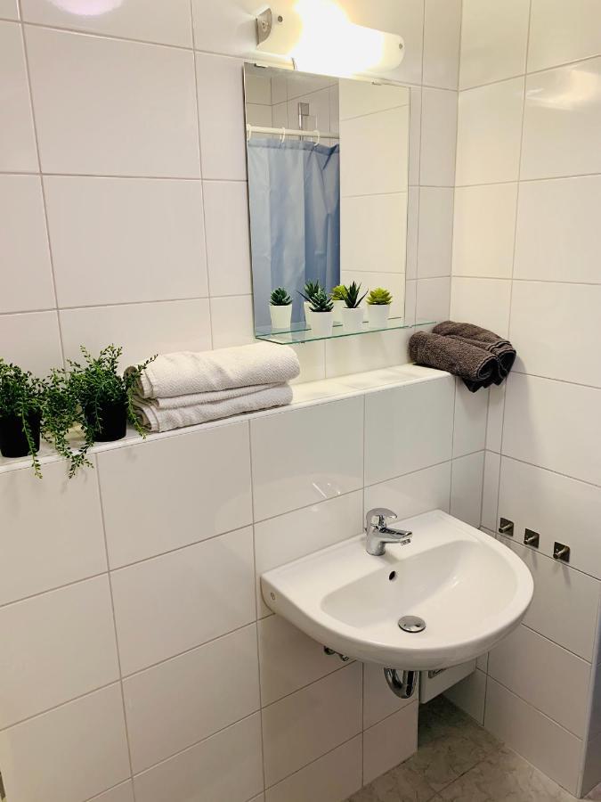 Direkte Uninaehe: Ferienwohnung Mit Grossem Doppelbett, Kuechenzeile Und Neu Renoviertem Badezimmer ホンブルク エクステリア 写真