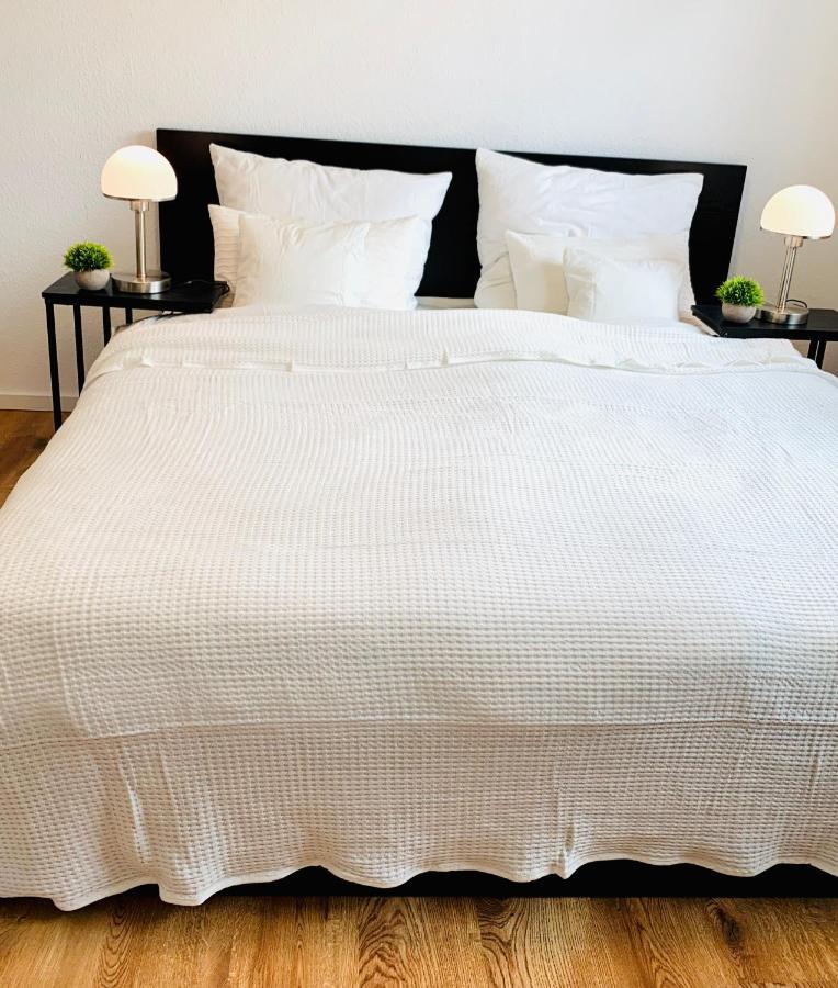 Direkte Uninaehe: Ferienwohnung Mit Grossem Doppelbett, Kuechenzeile Und Neu Renoviertem Badezimmer ホンブルク エクステリア 写真
