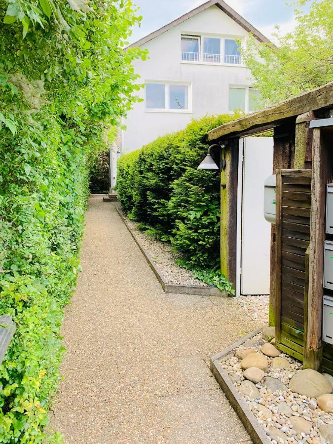 Direkte Uninaehe: Ferienwohnung Mit Grossem Doppelbett, Kuechenzeile Und Neu Renoviertem Badezimmer ホンブルク エクステリア 写真