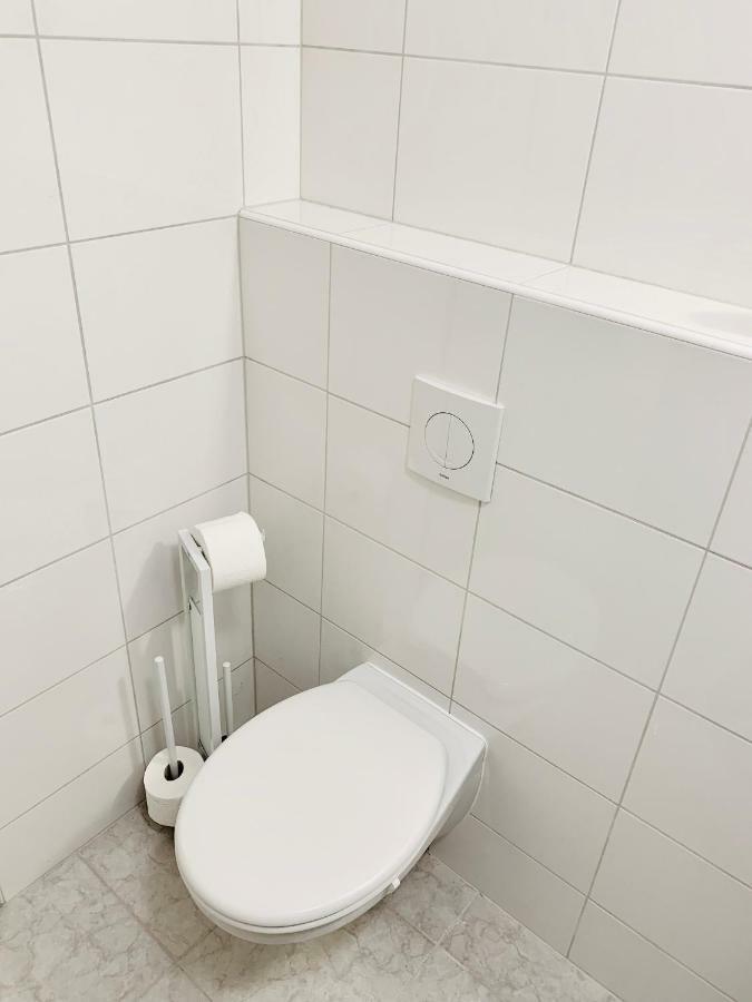 Direkte Uninaehe: Ferienwohnung Mit Grossem Doppelbett, Kuechenzeile Und Neu Renoviertem Badezimmer ホンブルク エクステリア 写真