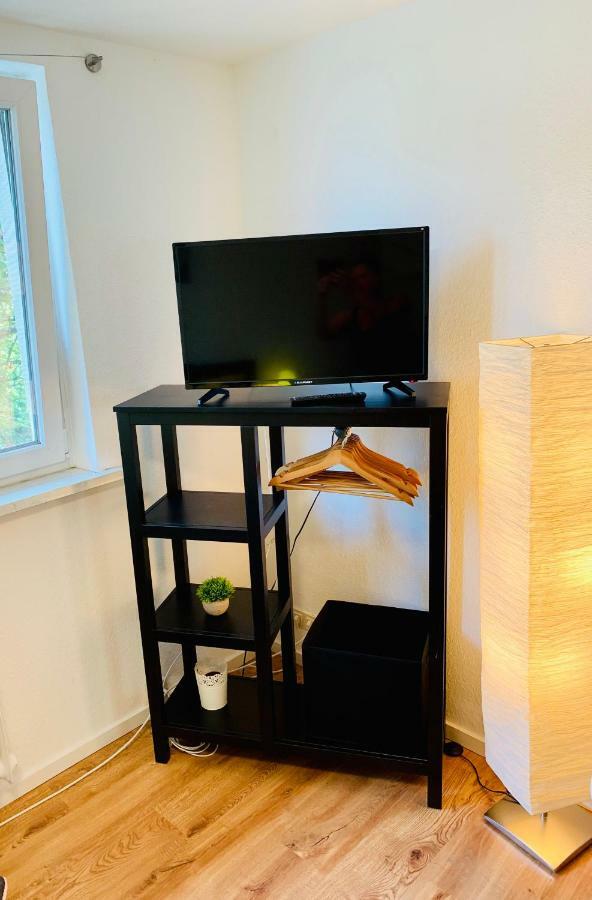 Direkte Uninaehe: Ferienwohnung Mit Grossem Doppelbett, Kuechenzeile Und Neu Renoviertem Badezimmer ホンブルク エクステリア 写真